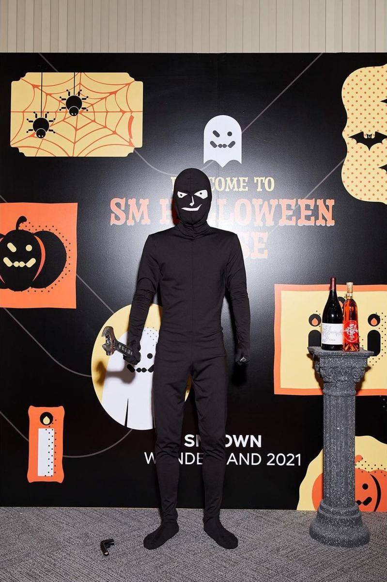 Hendery WayV di SM Halloween House 2021 (instagram.com/smtown)