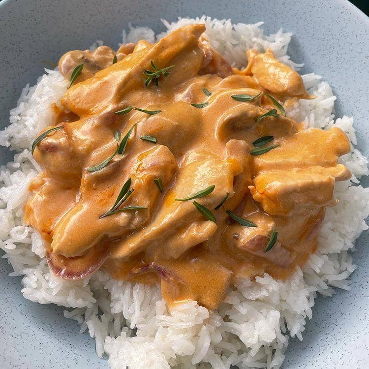 Chicken stroganoff dengan nasi (instagram.com/foodohholic)