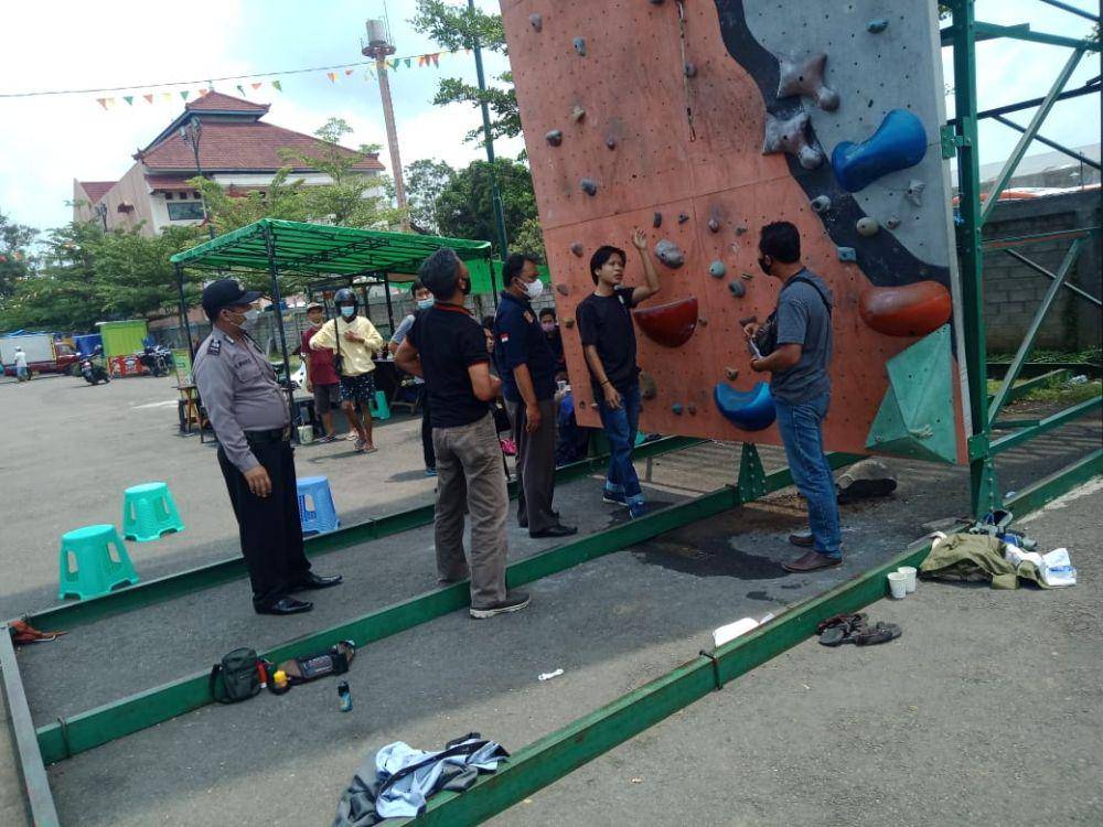 Polisi mendatangi lokasi kejadian jatuhnya siswa. IDN Times/ istimewa