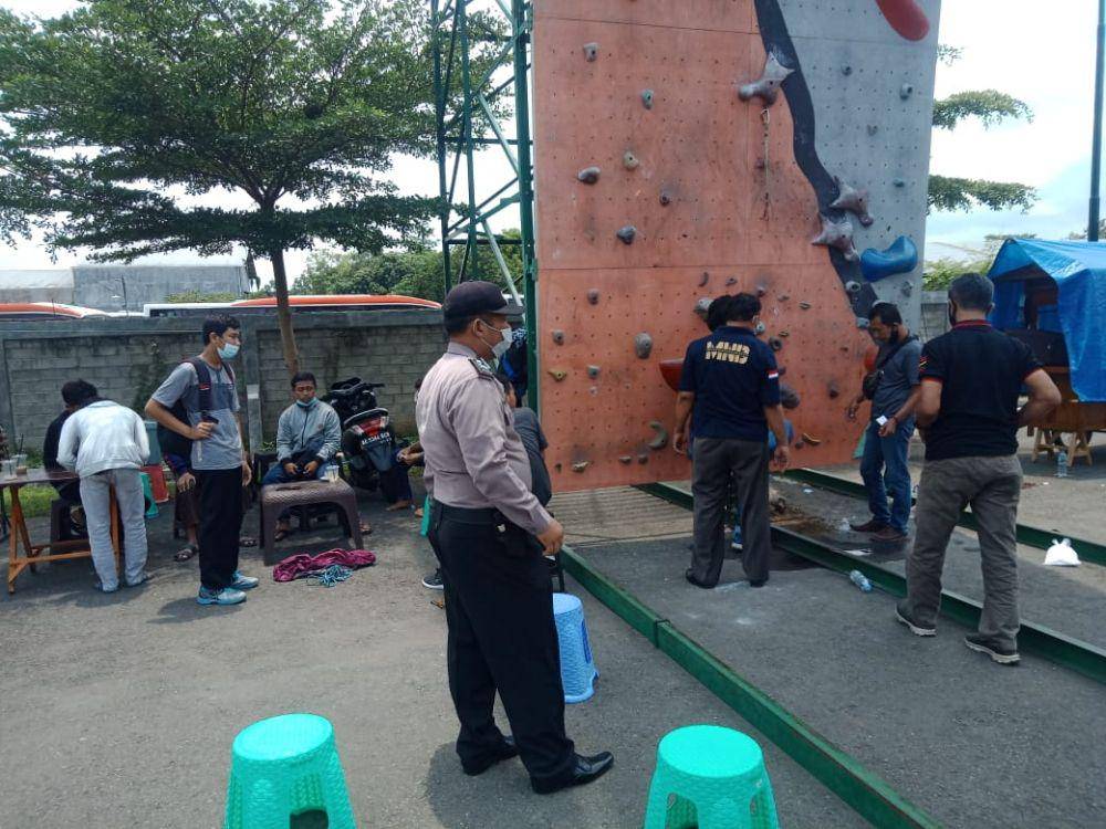 Polisi mendatangi lokasi kejadian jatuhnya siswa. IDN Times/ istimewa
