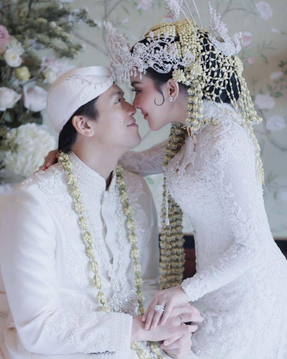 Pernikahan artis dengan adat Sunda (Instagram.com/princessyahrini/)