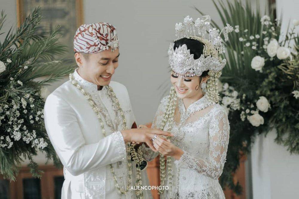 Pernikahan artis dengan adat Sunda (Aliencophoto via Instagram.com/ina.marika/)