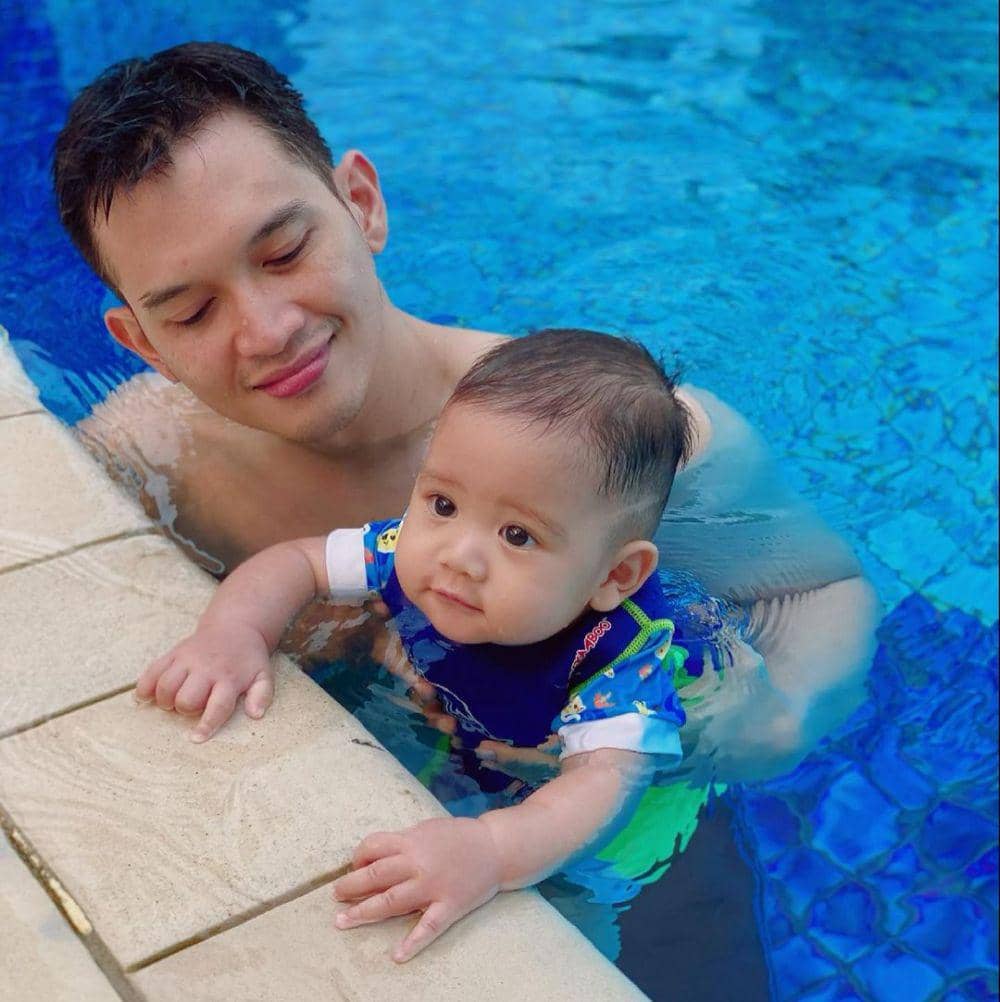 potret baby Athar bermain air (instagram.com/keeneatharrazka)
