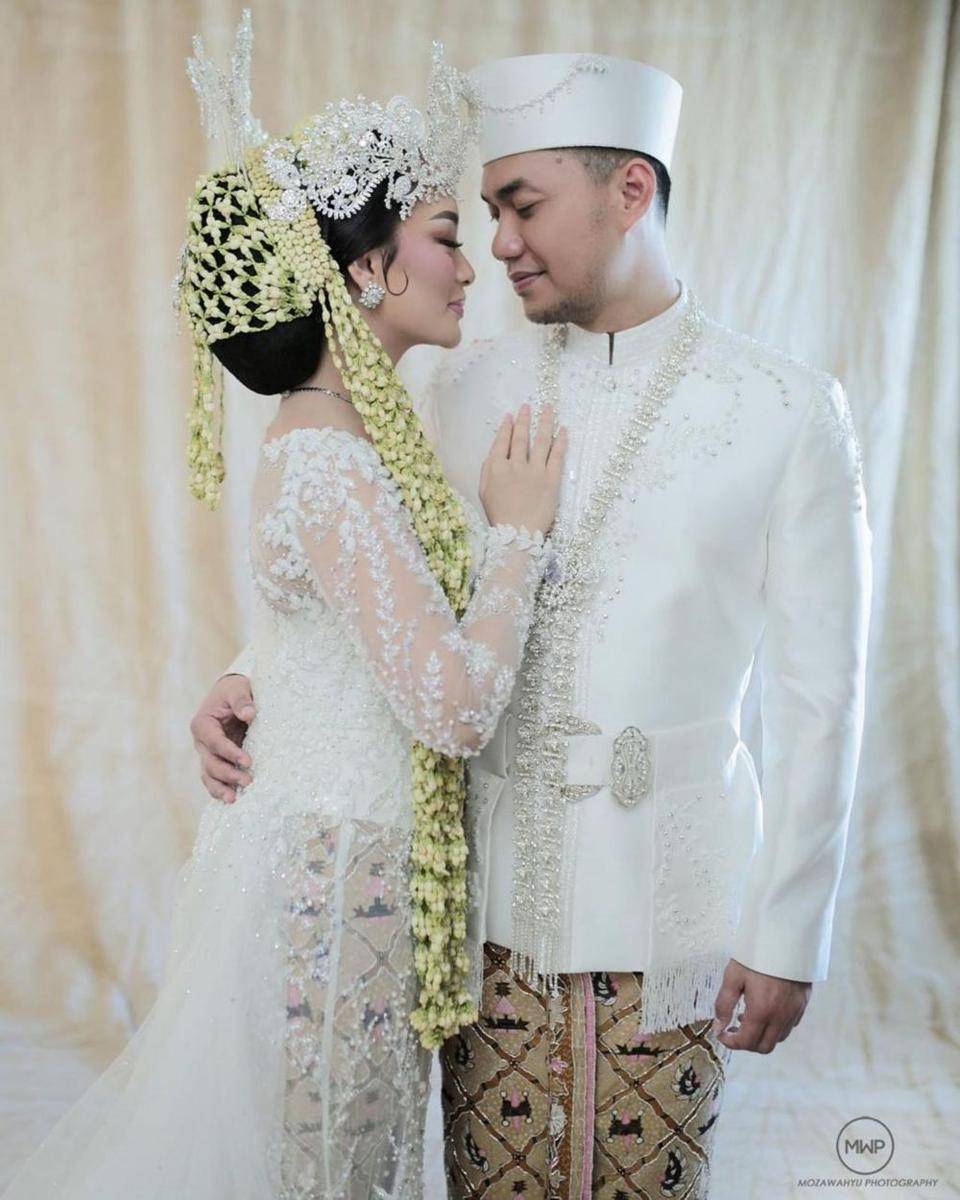 Pernikahan artis dengan adat Sunda (Mozawahyu via Instagram.com/zaskia_gotix/)