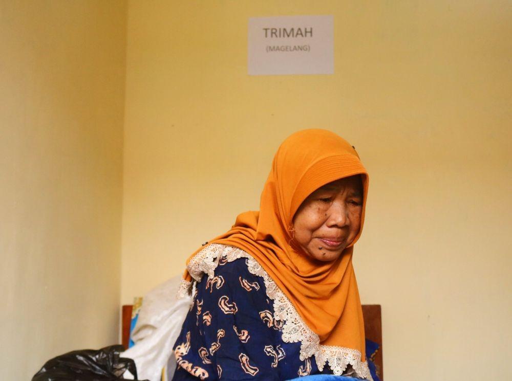 Trimah saat bercerita mengenai anak-anaknya di Griya Lansia. IDN Times/Alfi Ramadana