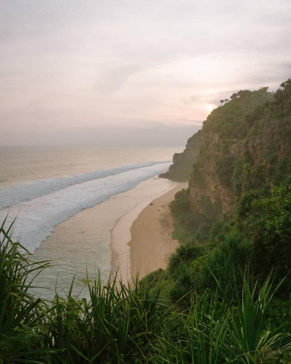 10 Pantai Tersembunyi di Yogyakarta, Serasa Private Beach!