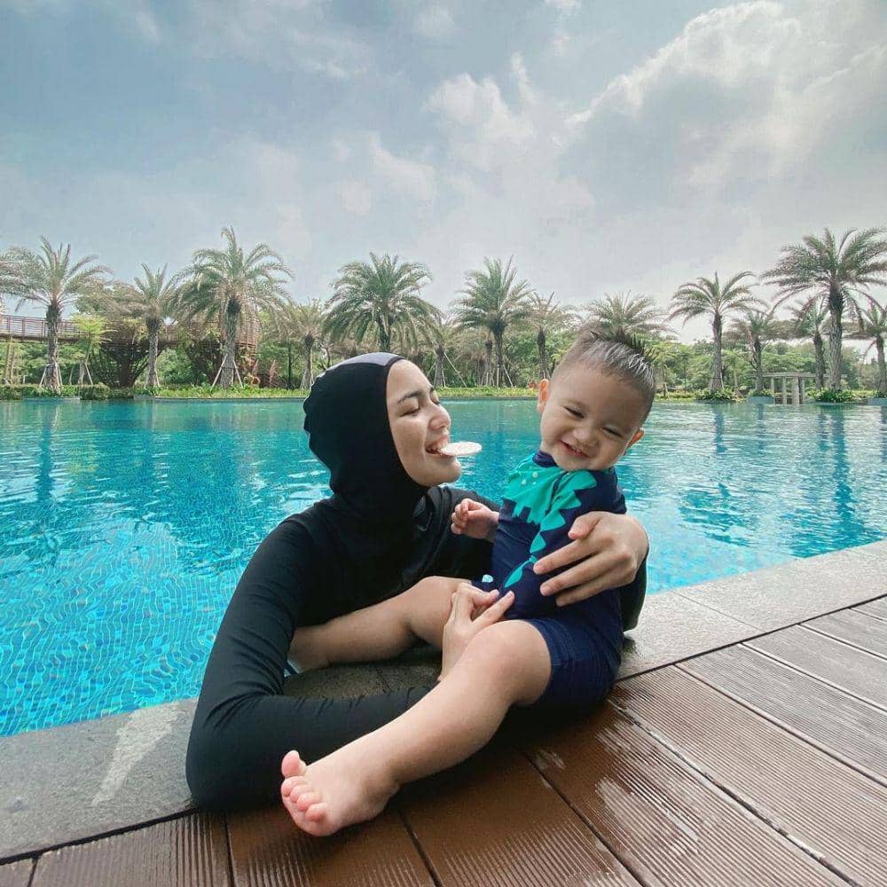 potret baby Athar bermain air (instagram.com/citraciki)