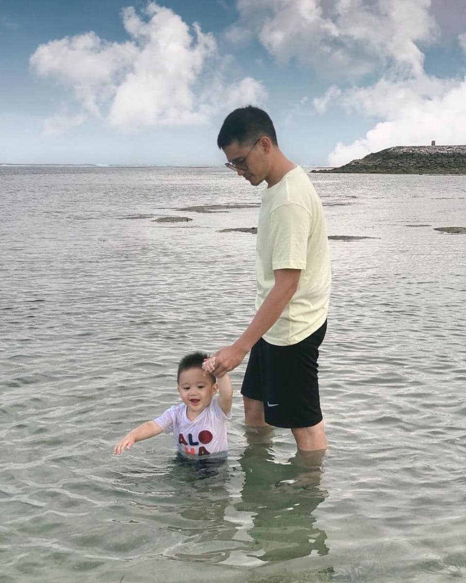 potret baby Athar bermain air (instagram.com/thereal_rezkyadhitya)