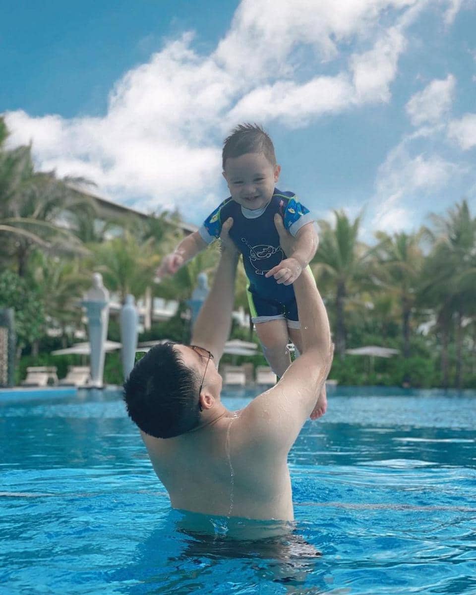 potret baby Athar bermain air (instagram.com/keeneatharrazka)