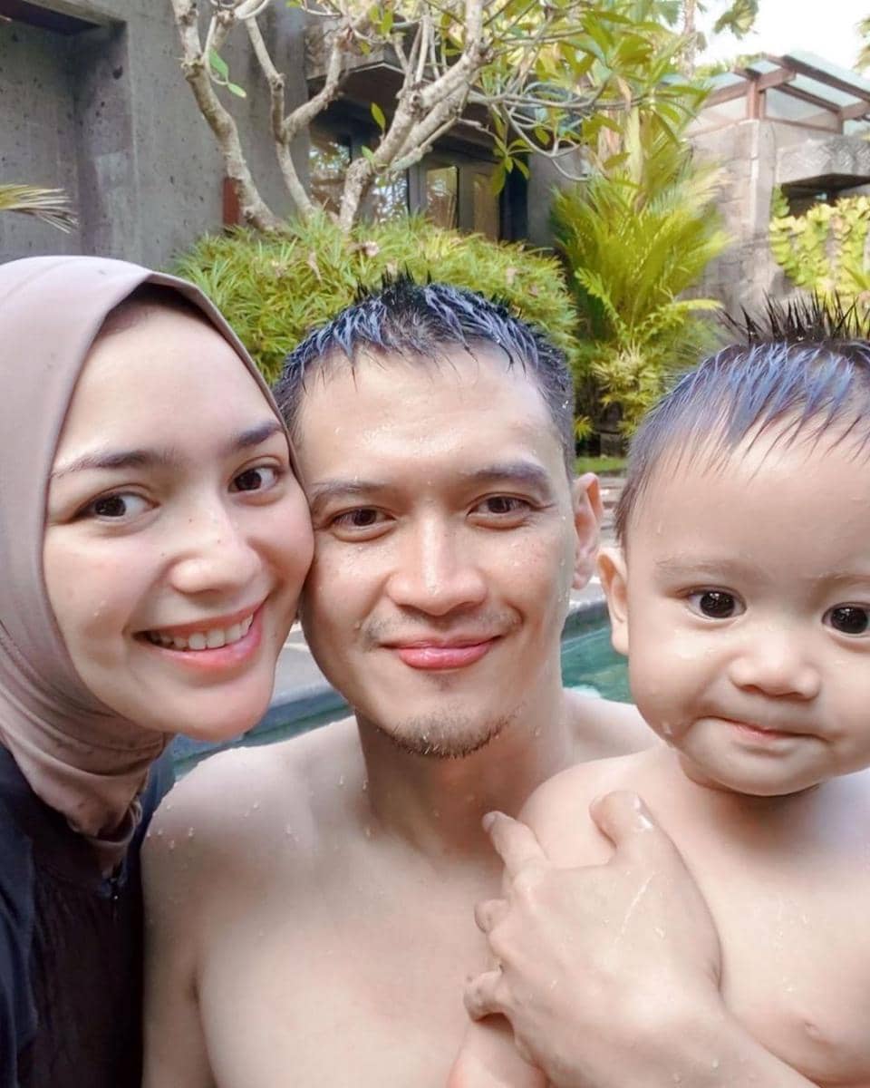 potret baby Athar bermain air (instagram.com/thereal_rezkyadhitya)