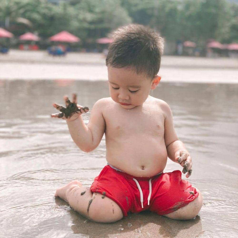 potret baby Athar bermain air (instagram.com/citraciki)