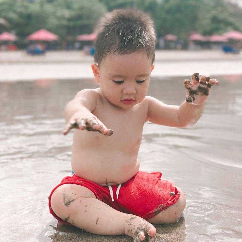 potret baby Athar bermain air (instagram.com/citraciki)