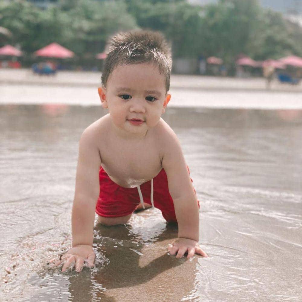 potret baby Athar bermain air (instagram.com/citraciki)