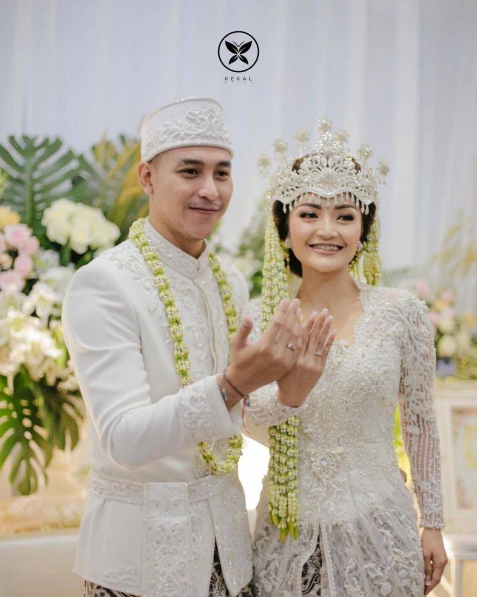Pernikahan artis dengan adat Sunda (Kekalworks via Instagram.com/sitibadriahh/)