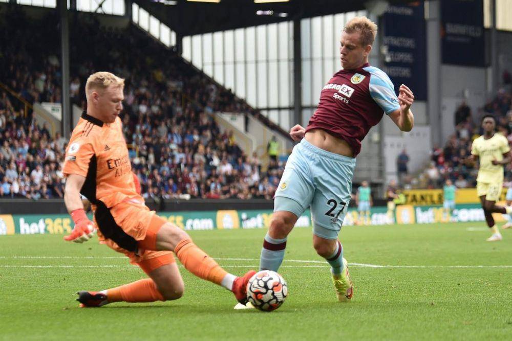 Aaron Ramsdale merebut bola. (gunnerstown.com)