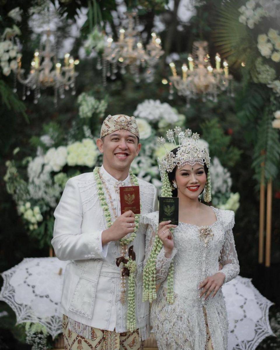 Pernikahan artis dengan adat Sunda (Katakitaphoto via Instagram.com/yurayunita/)