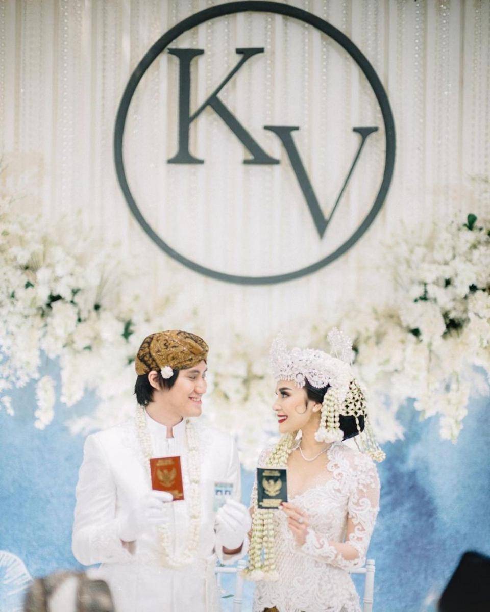 Pernikahan artis dengan adat Sunda (Moirephoto | Maximilianjohn | Tmfenty |Yos_dandy via Instagram.com/vicymelanie/)