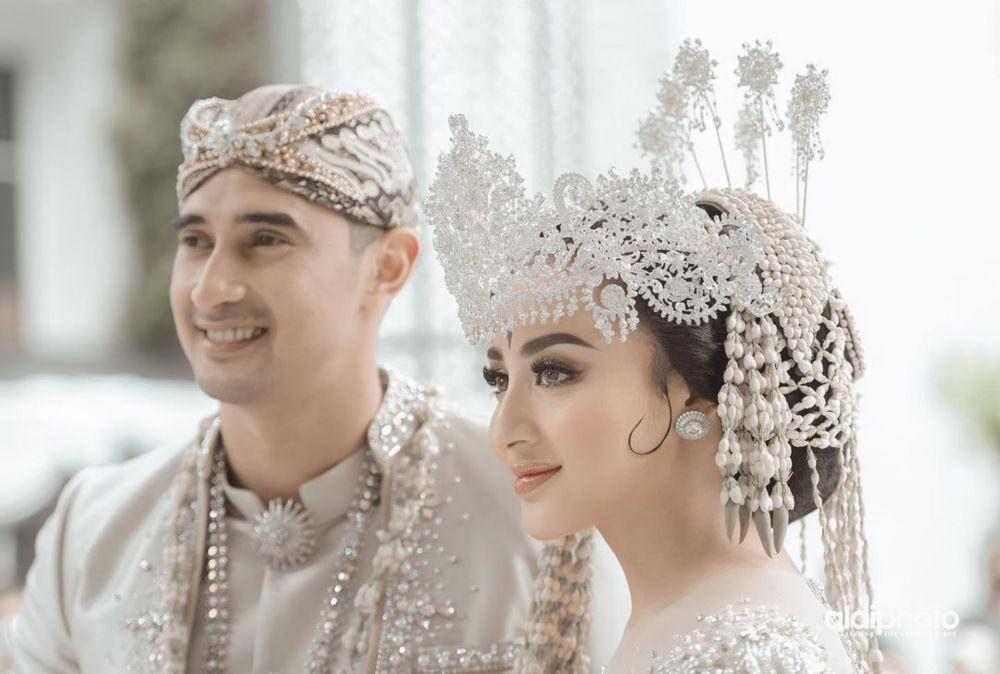 Pernikahan artis dengan adat Sunda (Aldiphoto | Hillostory via Instagram.com/marginw/)