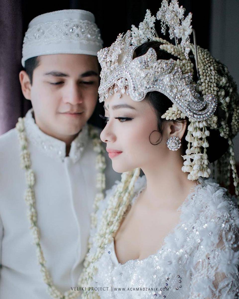 Pernikahan artis dengan adat Sunda (Instagram.com/adzanabs/)