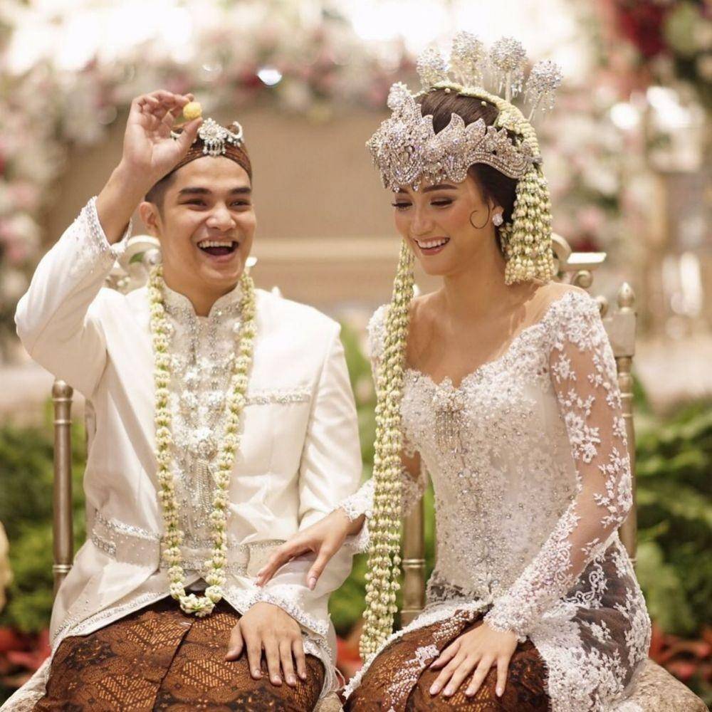 Pernikahan artis dengan adat Sunda (Instagram.com/ericaputrii/)