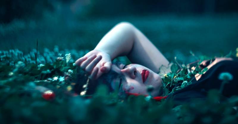 ilustrasi perempuan tidur (unsplash.com/Jr Korpa)