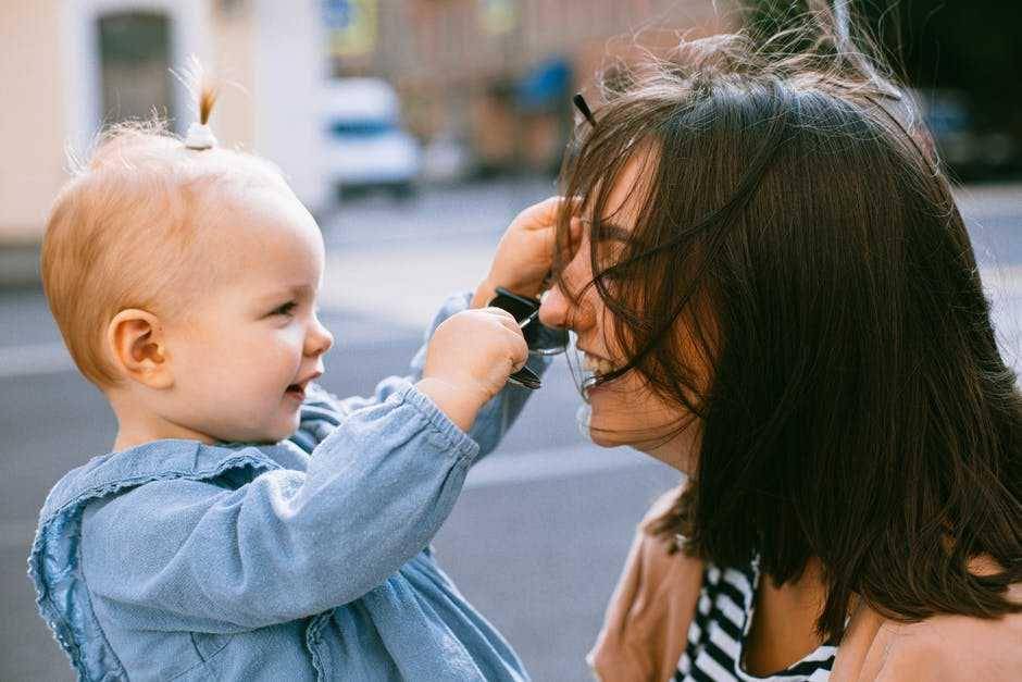 ilustrasi ibu dan anak (pexels.com/Katie E)