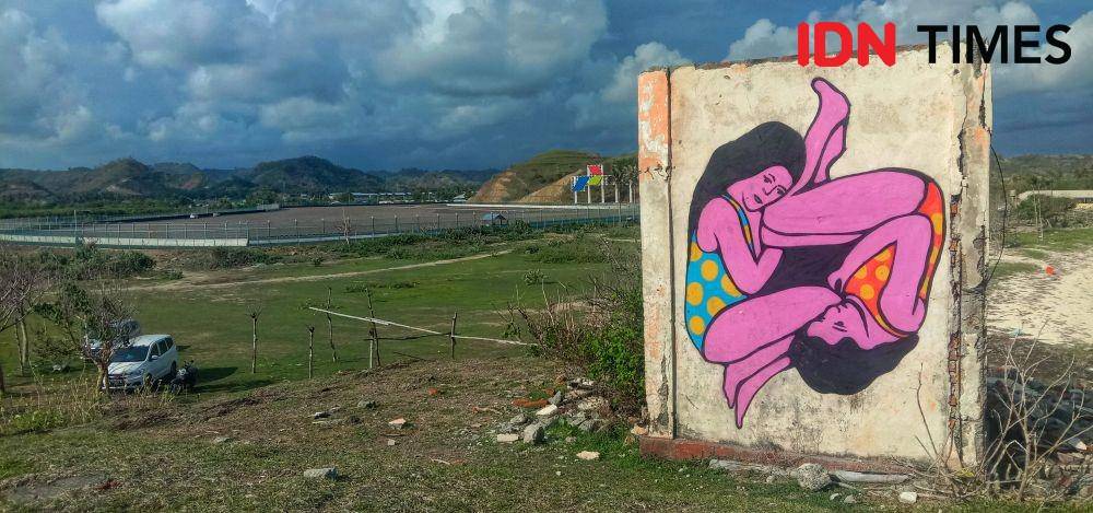 Mural di atas Bukit Pantai Seger Kuta Mandalika masih tersisa IDN Times/Ahmad Viqi