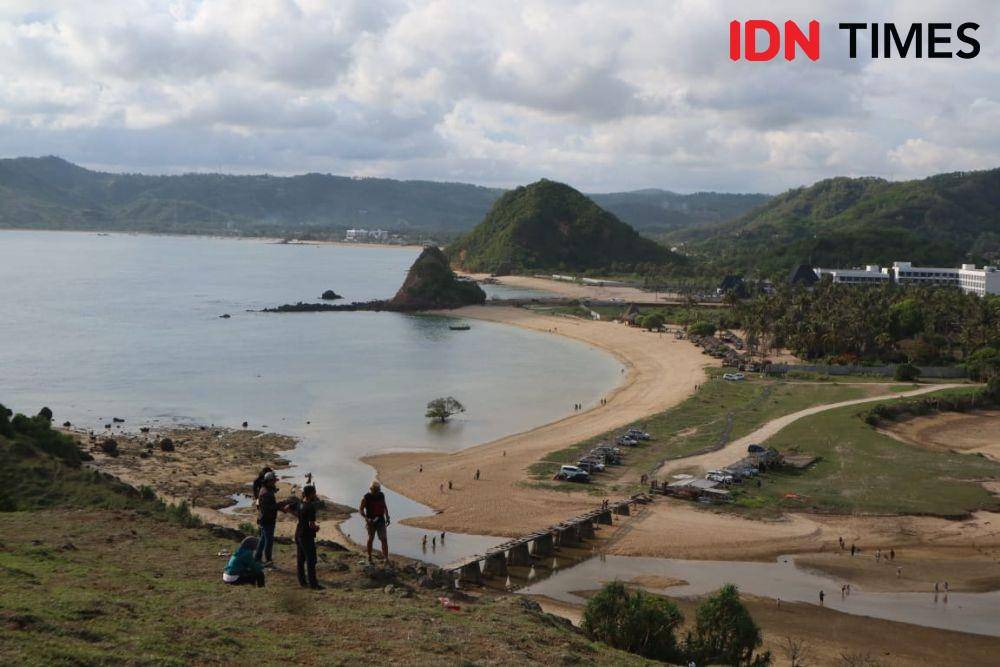 Pemandangan pantai Seger Kuta Mandalika sebelah barat IDN Times/Ahmad Viqi