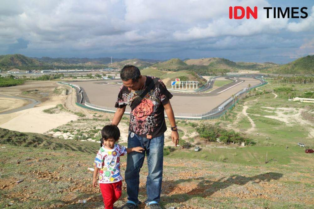 Warga bertamasya ke Bukit Seger Kuta Mandalika bersama keluarga IDN Times/Ahmad Viqi