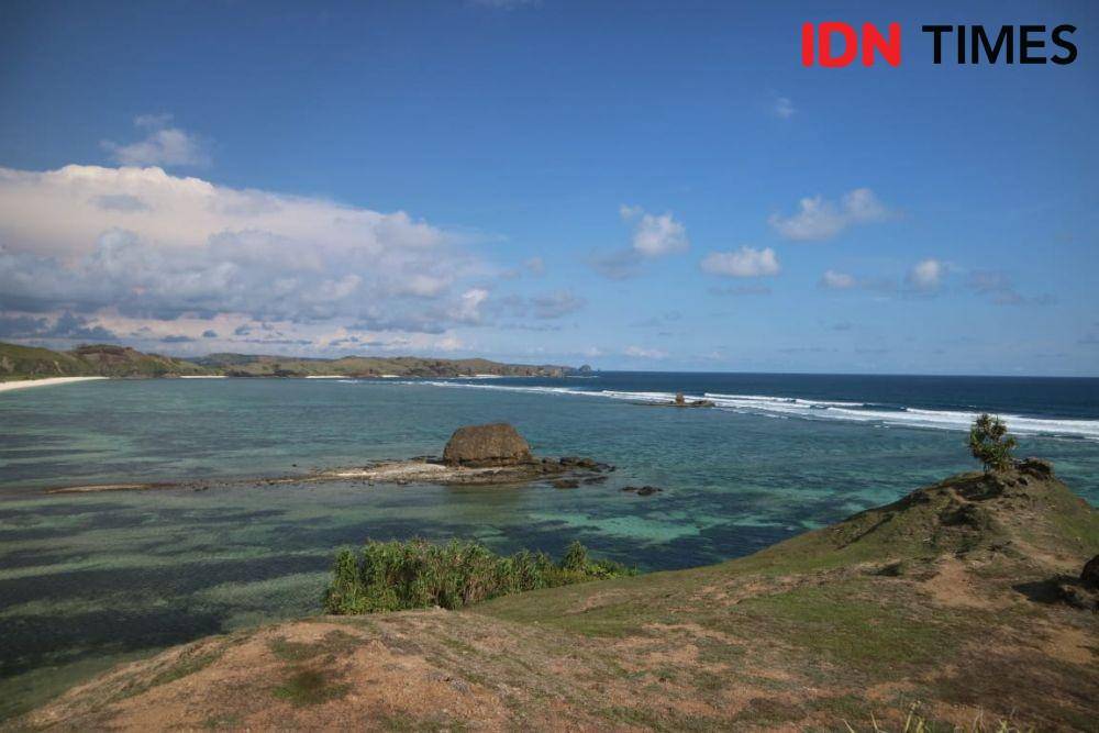 Pemandangan Pantai Seger sebelah timur Kuta Mandalika IDN Times/Ahmad Viqi