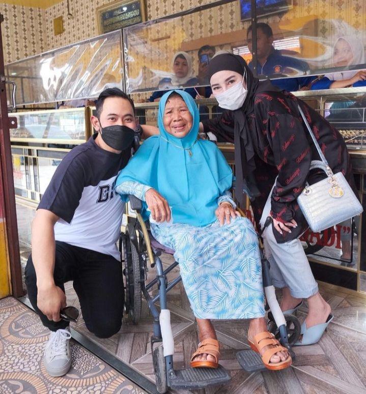 Kisahnya Viral, Trimah Dapat Emas dan Uang dari Crazy Rich Malang