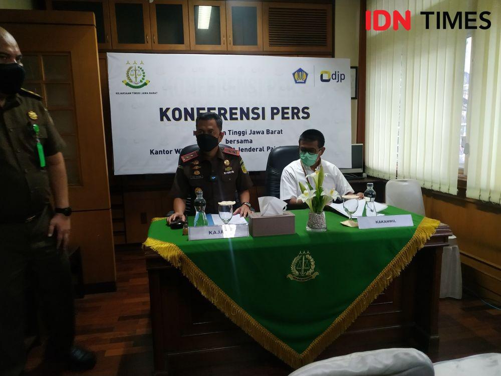 Kepala Kejati Jabar, Dr Asep N. Mulyana dan Harry Gumelar selaku Kepala Kanwil DJP Jabar II saat konfrensi pers (IDN Times-Azzis Zulkhairil)