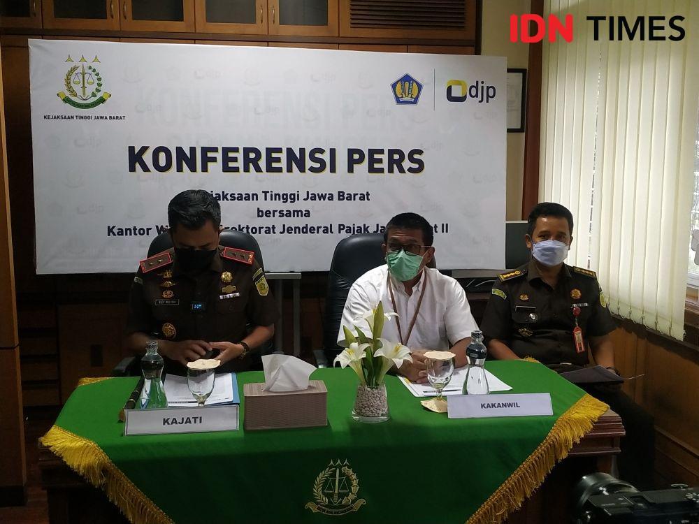 Kepala Kejati Jabar, Dr Asep N. Mulyana dan Harry Gumelar selaku Kepala Kanwil DJP Jabar II saat konfrensi pers (IDN Times-Azzis Zulkhairil)