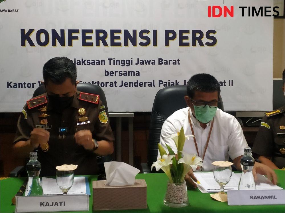 Kepala Kejati Jabar, Dr Asep N. Mulyana dan Harry Gumelar selaku Kepala Kanwil DJP Jabar II saat konfrensi pers (IDN Times-Azzis Zulkhairil)