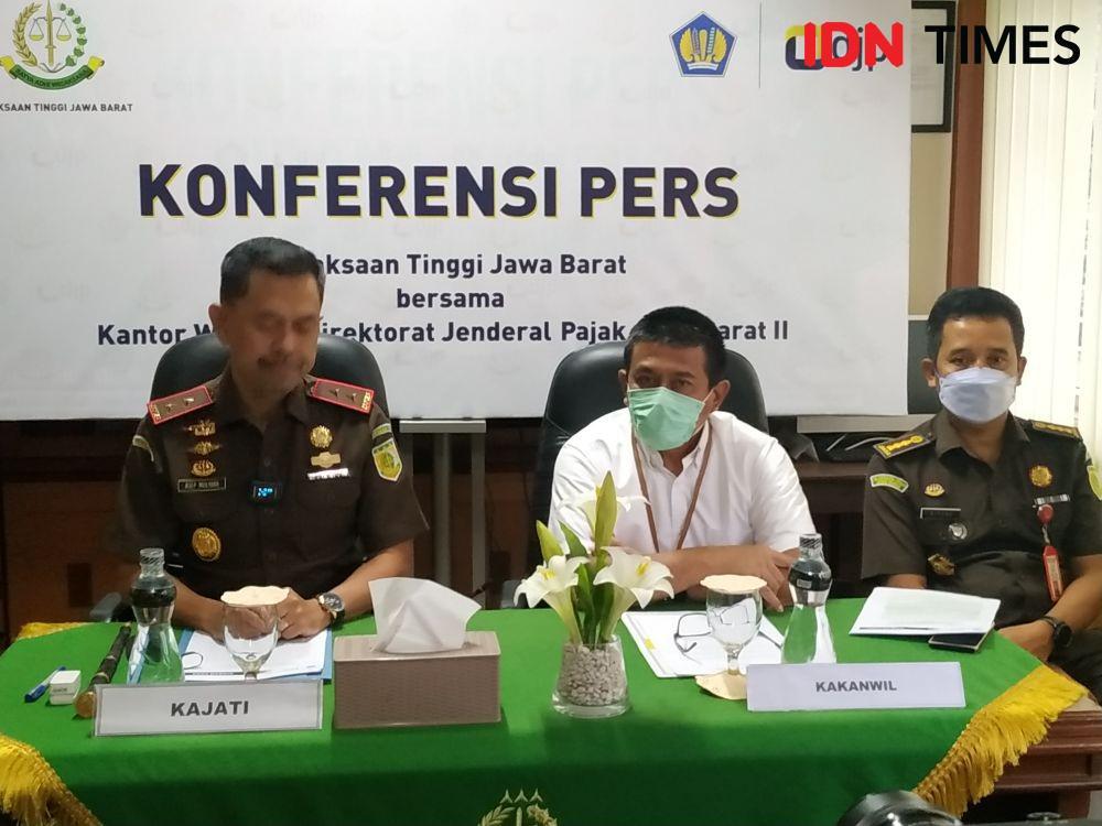 Kepala Kejati Jabar, Dr Asep N. Mulyana dan Harry Gumelar selaku Kepala Kanwil DJP Jabar II saat konfrensi pers (IDN Times-Azzis Zulkhairil)