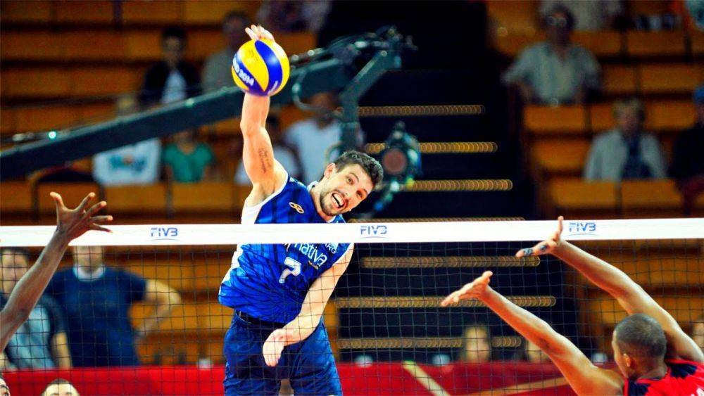 Saat memukul bola voli (vollyballfull.blogspot.com)