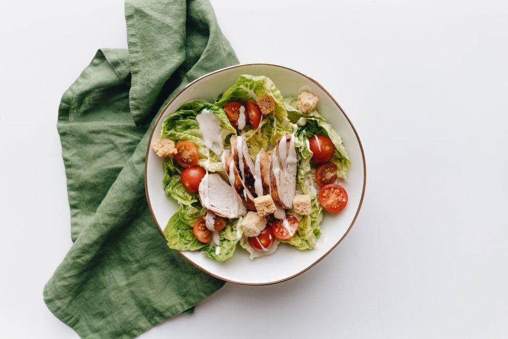 ilustrasi salad with labne (pexels.com/alleksana)