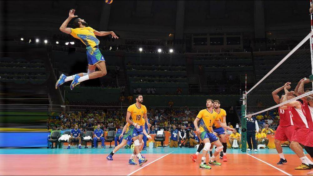 Saat melayang di udara (purovoley.com)