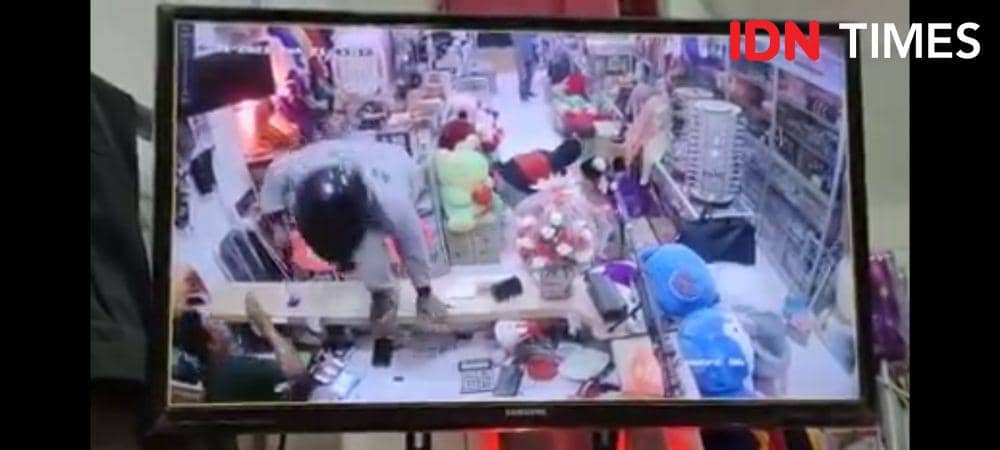 Tangkap layar aksi perampokan di salah satu toko pakaian di Aceh Timur. (IDN Times/Muhammad Saifullah)