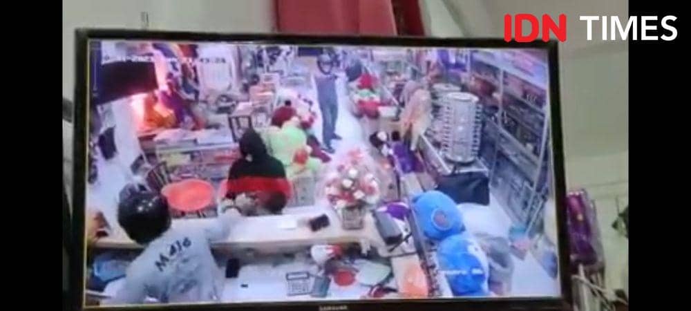 Tangkap layar aksi perampokan di salah satu toko pakaian di Aceh Timur. (IDN Times/Muhammad Saifullah)