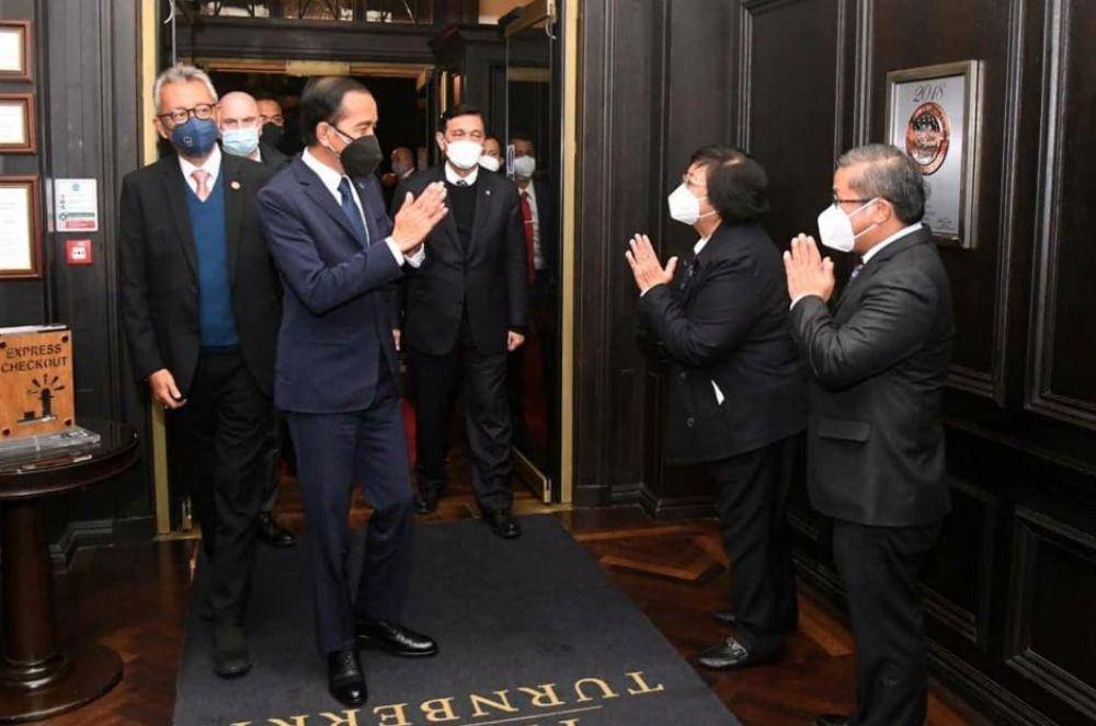 Presiden Joko "Jokowi" Widodo ketika tiba di Glasgow, Inggris untuk menghadiri pertemuan pemimpin dunia COP26 dan berbicara upaya menanggulangi krisis iklim (www.instagram.com/@siti.nurbayabakar)