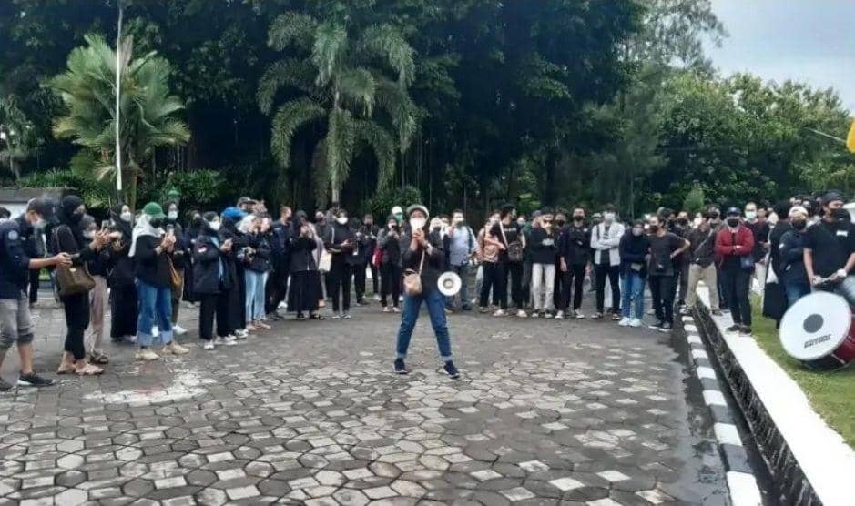 BEM UNS gelar aksi demo usut kasus Gilang Endi Saputra. Instagram @bemuns