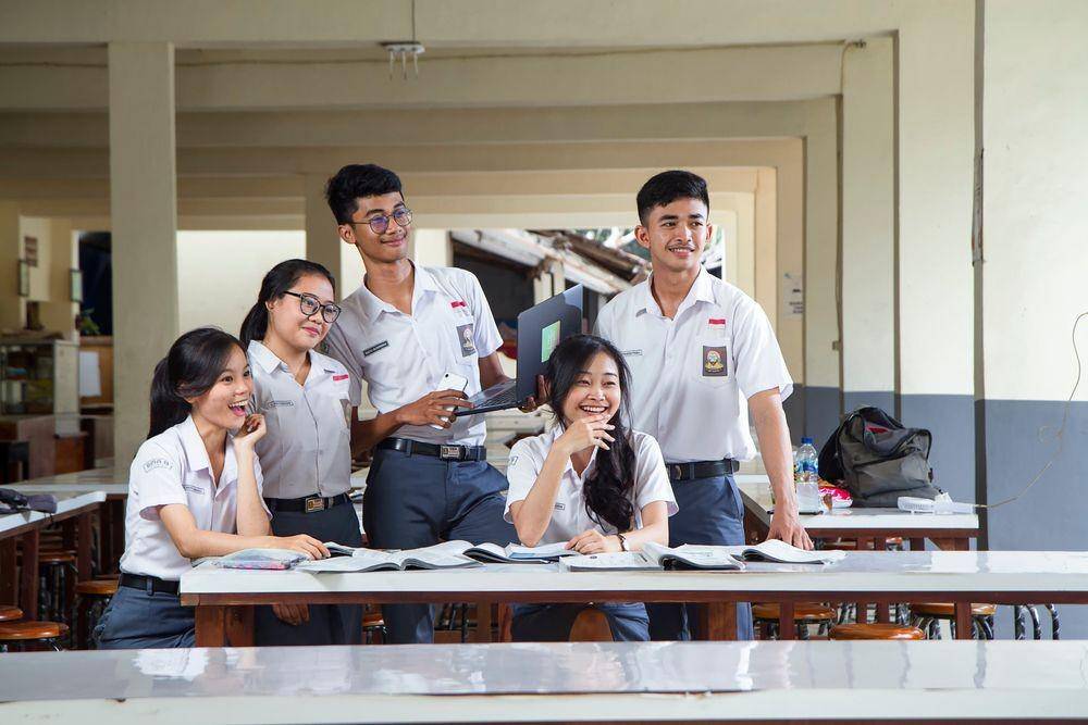 Siswa-siswi sekolah tengah berkumpul (Shutterstock/Ibenk_88)