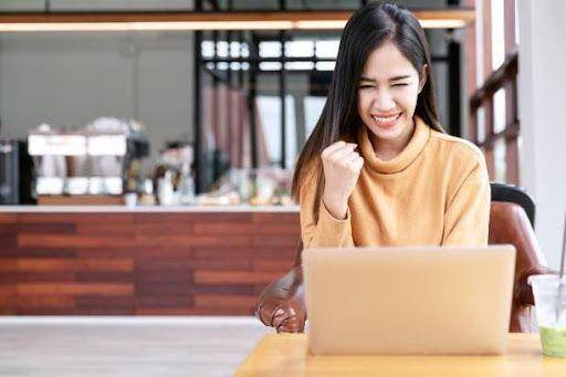 Ilustrasi menulis artikel di sebuah laptop (iStockphoto/Chaay_Tee)
