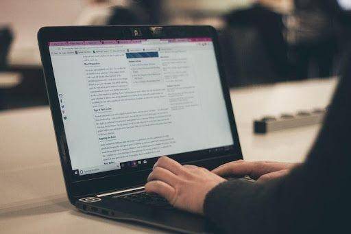 Seseorang sedang menulis artikel di laptop (Unsplash/NeONBOARD)