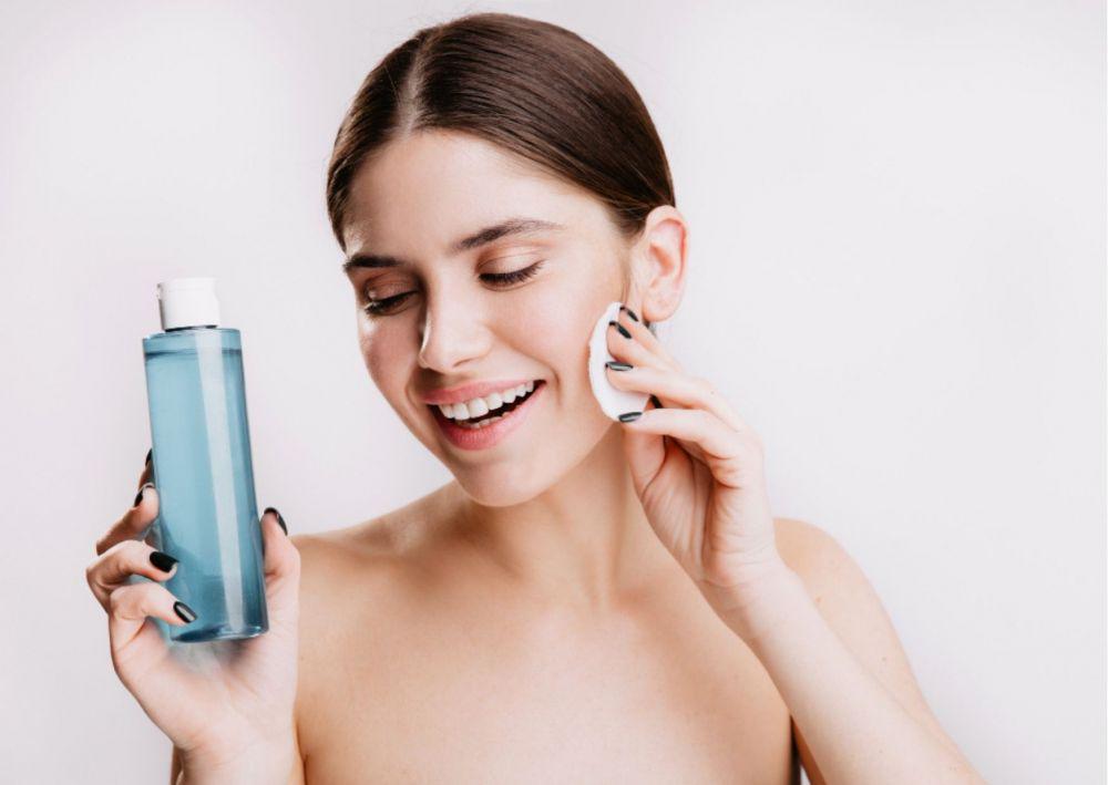 ilustrasi penggunaan micellar water (freepik.com/lookstudio)