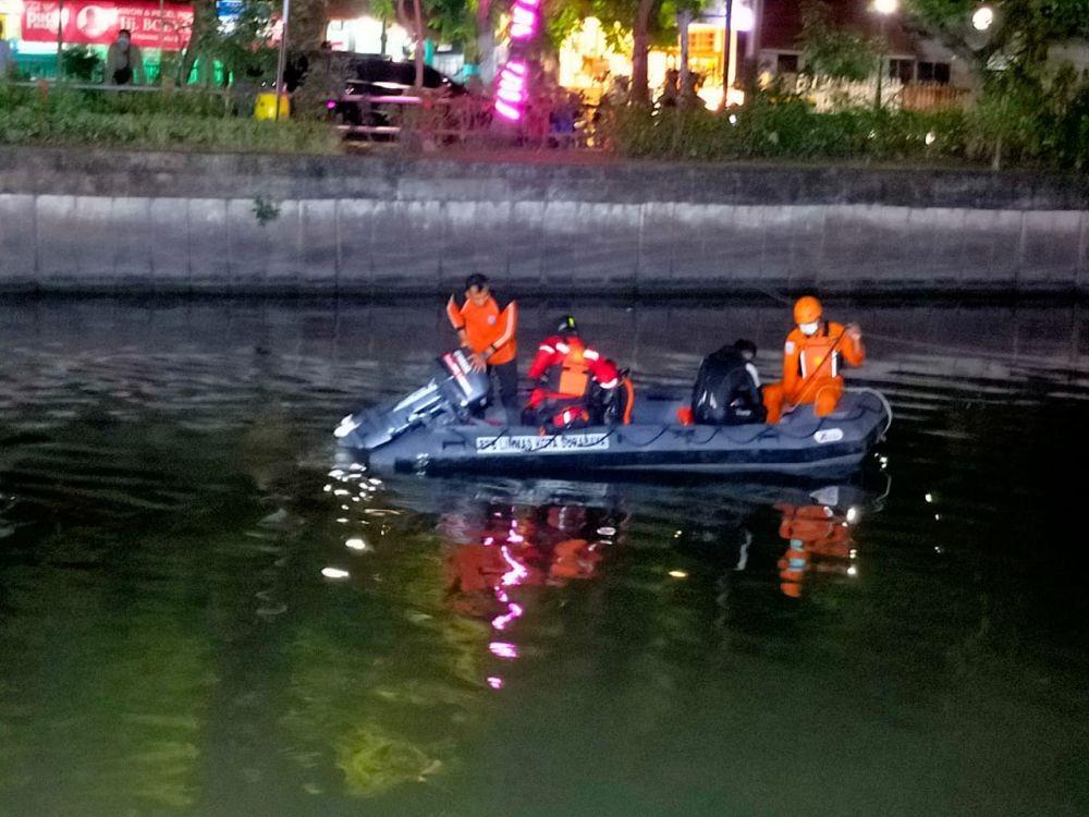 Proses pencarian korban tenggelam di sungai Kalimas sejak Minggu (31/10/2021) (Dok. CC 112 Surabaya)