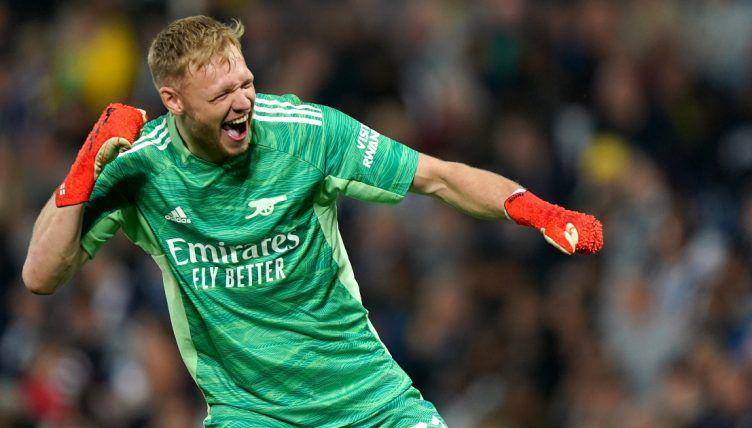 Aarons Ramsdale melakukan selebrasi. (planetfootball.com)
