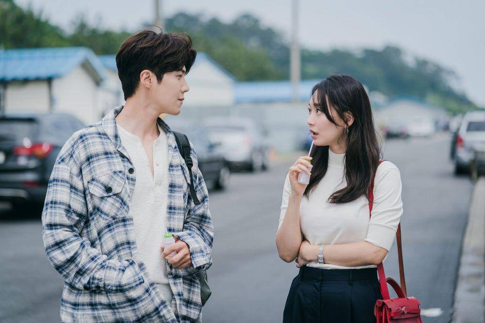 Still cut drama Hometown Cha-Cha-Cha [2021] (dok. Netflix/A World Without/)