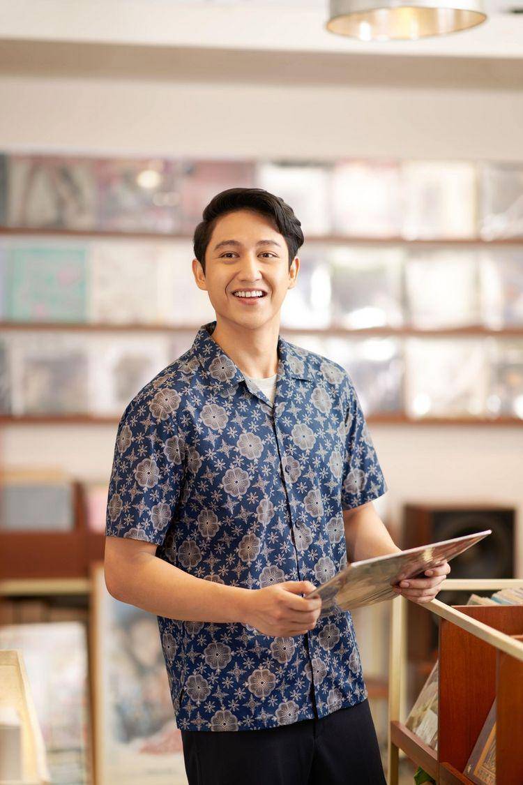 Rekomendasi merek kemeja batik untuk pria (uniqlo.com)